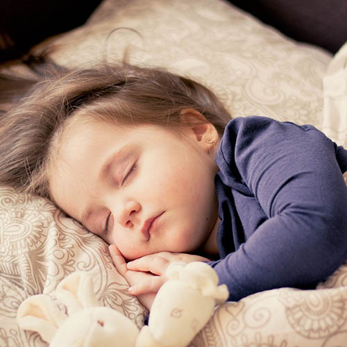  une maman avec son bébé pharmacie Elbaz